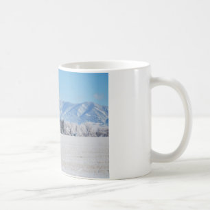 Winterlandschaft aus Bäumen, Schnee und Bergen Kaffeetasse
