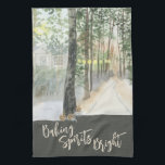 Winterlandschaft Backbrillante Spirituosen Geschirrtuch<br><div class="desc">Winterlandschaft Küchentuch,  mit "Backbricks Bright" in trendiger Schrift-Typografie geschrieben. Dieses rustikale Landdesign besticht durch eine Aquarelllandschaft mit einem von Bäumen gesäumten Waldweg mit warmen,  leuchtenden Laternen und einer Landhütte.</div>