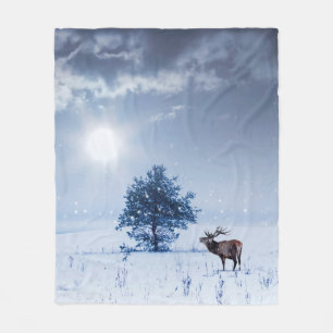Winterlandschaft in blauer Farbe. Einmaliger Baum  Fleecedecke