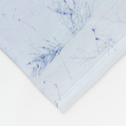 Winterlandschaft in blauer Farbe. Einmaliger Baum  Fleecedecke (Ecke)