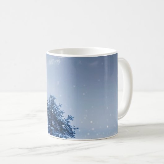 Winterlandschaft in blauer Farbe. Einmaliger Baum Kaffeetasse (VorderseiteRechts)