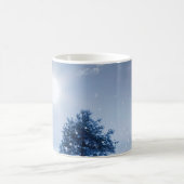 Winterlandschaft in blauer Farbe. Einmaliger Baum  Kaffeetasse (Mittel)
