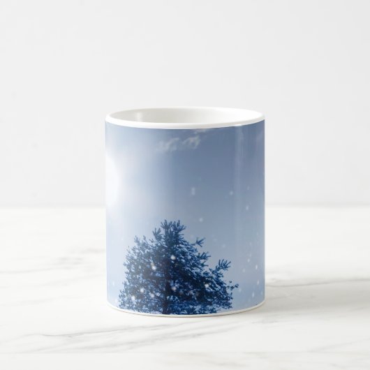 Winterlandschaft in blauer Farbe. Einmaliger Baum Kaffeetasse (Mittel)