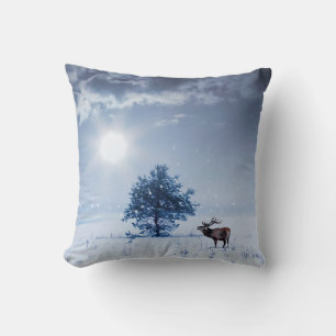 Winterlandschaft in blauer Farbe. Einmaliger Baum Kissen