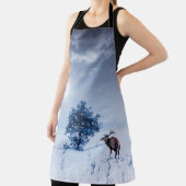 Winterlandschaft in blauer Farbe. Einmaliger Baum  Schürze (InSitu)