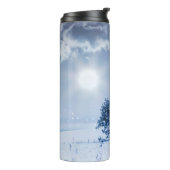 Winterlandschaft in blauer Farbe. Einmaliger Baum  Thermosbecher (Nach links gedreht)