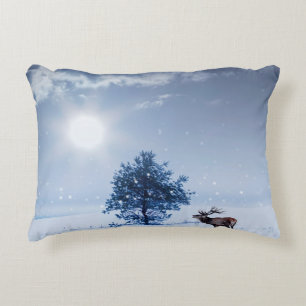 Winterlandschaft in blauer Farbe. Einsamer Baum un Dekokissen