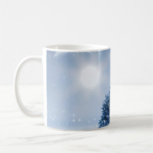 Winterlandschaft in blauer Farbe. Einsamer Baum un Kaffeetasse