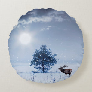 Winterlandschaft in blauer Farbe. Einsamer Baum un Rundes Kissen