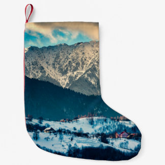Winterlandschaft in den Karpaten. Bran, Rumänien Kleiner Weihnachtsstrumpf