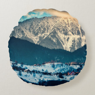 Winterlandschaft in den Karpaten. Bran, Rumänien Rundes Kissen