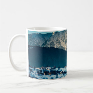 Winterlandschaft in Karpaten. Bran, Rom Kaffeetasse