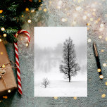 Winterlandschaft mit Baum im Nebel Postkarte<br><div class="desc">Winterlandschaft mit Schnee und Nebel.  Vor einer kleinen Birke und hinten einen größeren Baum.  Ein fast schwarz-weißes Foto,  aber Naturfarben wegen Schnee und Nebel.</div>