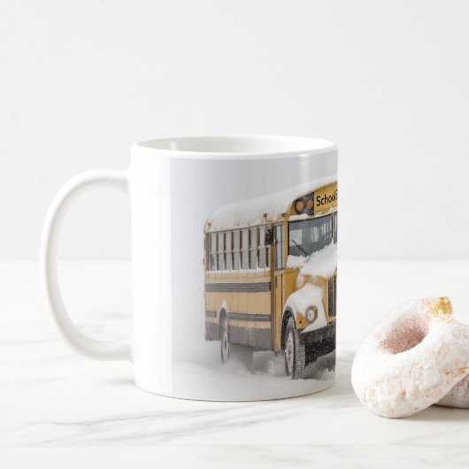 Winterlandschaft mit einem gelben Schulbus Kaffeetasse (Mit Donut)