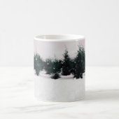 Winterlandschaft mit Lärchen im Schnee Kaffeetasse (Mittel)