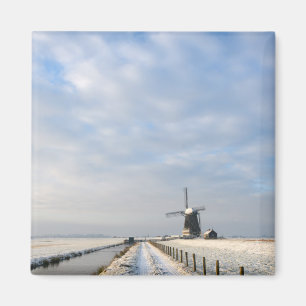 Winterlandschaft mit Schnee und Windmühle in Holl Magnet