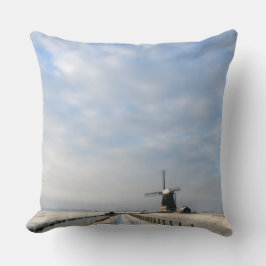 Winterlandschaft mit Schnee und Windmühle in Holla Kissen