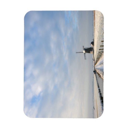 Winterlandschaft mit Schnee und Windmühle in Holla Magnet (Vertikal)