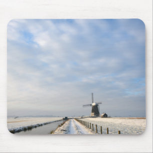 Winterlandschaft mit Schnee und Windmühle in Holla Mousepad