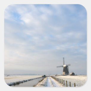 Winterlandschaft mit Schnee und Windmühle in Holla Quadratischer Aufkleber