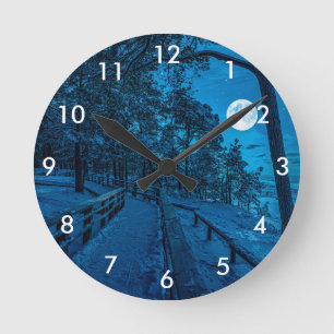 Winterlandschaft mit schneebedecktem Kiefernwald Runde Wanduhr