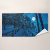 Winterlandschaft mit schneebedecktem Pinienwald Badehandtuch (Badehandtuch)