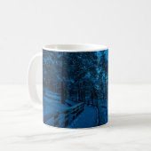 Winterlandschaft mit schneebedecktem Pinienwald Kaffeetasse (Vorderseite Links)