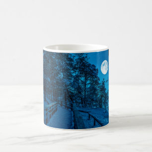 Winterlandschaft mit schneebedecktem Pinienwald Kaffeetasse