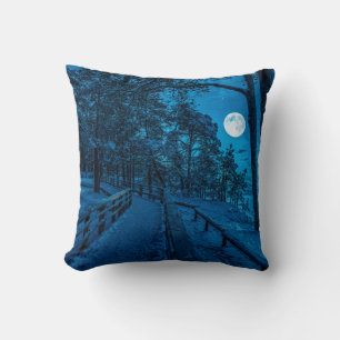 Winterlandschaft mit schneebedecktem Pinienwald Kissen