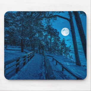Winterlandschaft mit schneebedecktem Pinienwald Mousepad