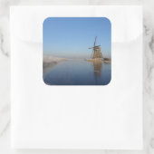 Winterlandschaft mit Windmühle und Eis Quadratischer Aufkleber (Tasche)