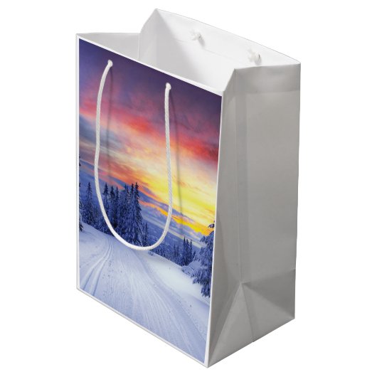 Winterlandschaft Mittlere Geschenktüte (Rückseite Schrägansicht)