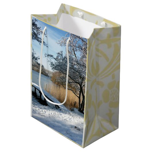 Winterlandschaft, schneebedeckte Szene. Mittlere Geschenktüte (Vorderseite Schrägansicht)