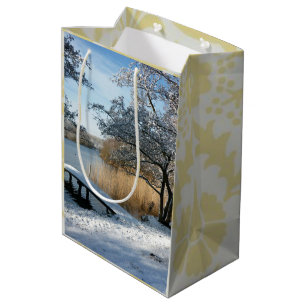 Winterlandschaft, schneebedeckte Szene. Mittlere Geschenktüte