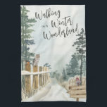 Winterlandschaft Wandern im Winterwunderland Geschirrtuch<br><div class="desc">Winterlandschaft Küchentücher,  mit dem Vermerk "Walking in a Winter Wonderland" in trendiger Schrift-Typografie. Dieses rustikale Landdesign hat eine Aquarelllandschaft von einem schneebedeckten Waldweg,  Kiefern,  einem Rotkehlchen und einer Eule auf den Zaunpfosten.</div>