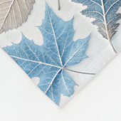 winterliche Blätter in zartem Frost überzogen Fleecedecke (Ecke)