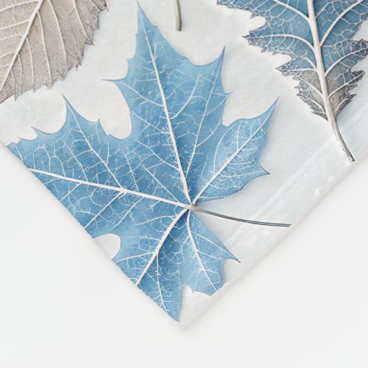 winterliche Blätter in zartem Frost überzogen Fleecedecke (Ecke)