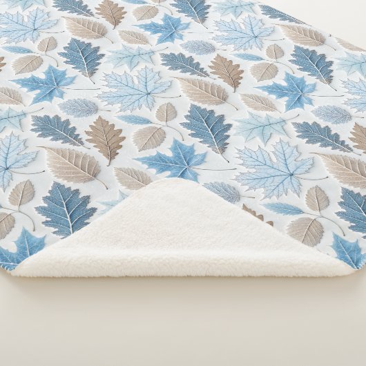 winterliche Blätter in zartem Frost überzogen Sherpadecke (3/4)