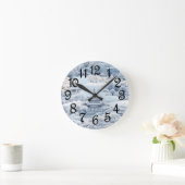 Winterliche Chinoiserie-Pagode  Runde Wanduhr (Zuhause)