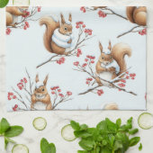 Winterliche Eichhörnchen zwischen schneebedeckten Geschirrtuch (Gefaltet)