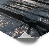 Winterliche Waldlandschaft mit einem ruhigen Fluss Poster (Ecke)