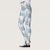Winterliche Waldserenität – Schnee bedeckter Wald Leggings (Links)