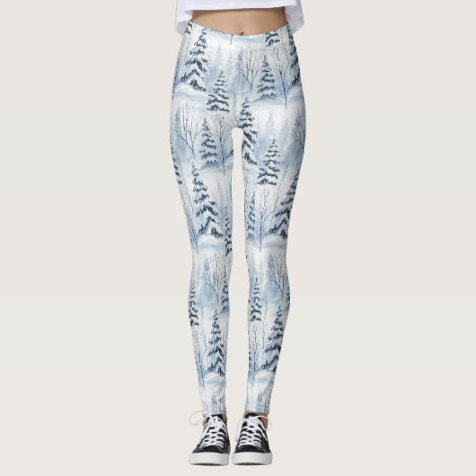 Winterliche Waldserenität – Schnee bedeckter Wald Leggings (Vorderseite)
