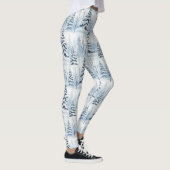 Winterliche Waldserenität – Schnee bedeckter Wald Leggings (Rechts)