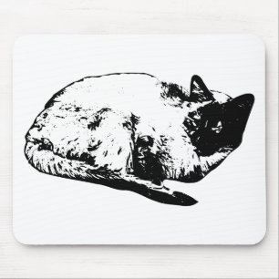 Winterlicher Fokus mit einer ruhenden Katze Mousepad
