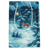 Winterlicher Pixelwald – Verschneite Waldszene Mittlere Geschenktüte (Vorderseite)