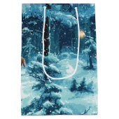 Winterlicher Pixelwald – Verschneite Waldszene Mittlere Geschenktüte (Rückseite)