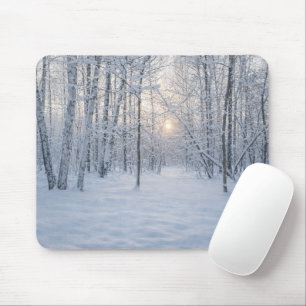 Winterliches Sonnenlicht im stillen Birkenwald Mousepad