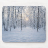 Winterliches Sonnenlicht im stillen Birkenwald Mousepad (Vorne)