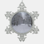 Wintermärchenland Schneeflocken Zinn-Ornament (Vorderseite)